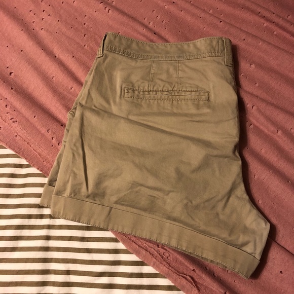 old navy 5 inch khaki shorts - Picture 1 of 3